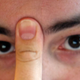 Imagen para el artículo titulado Cómo limpiar una nariz taponada en 20 segundos con tan solo la lengua y el pulgar